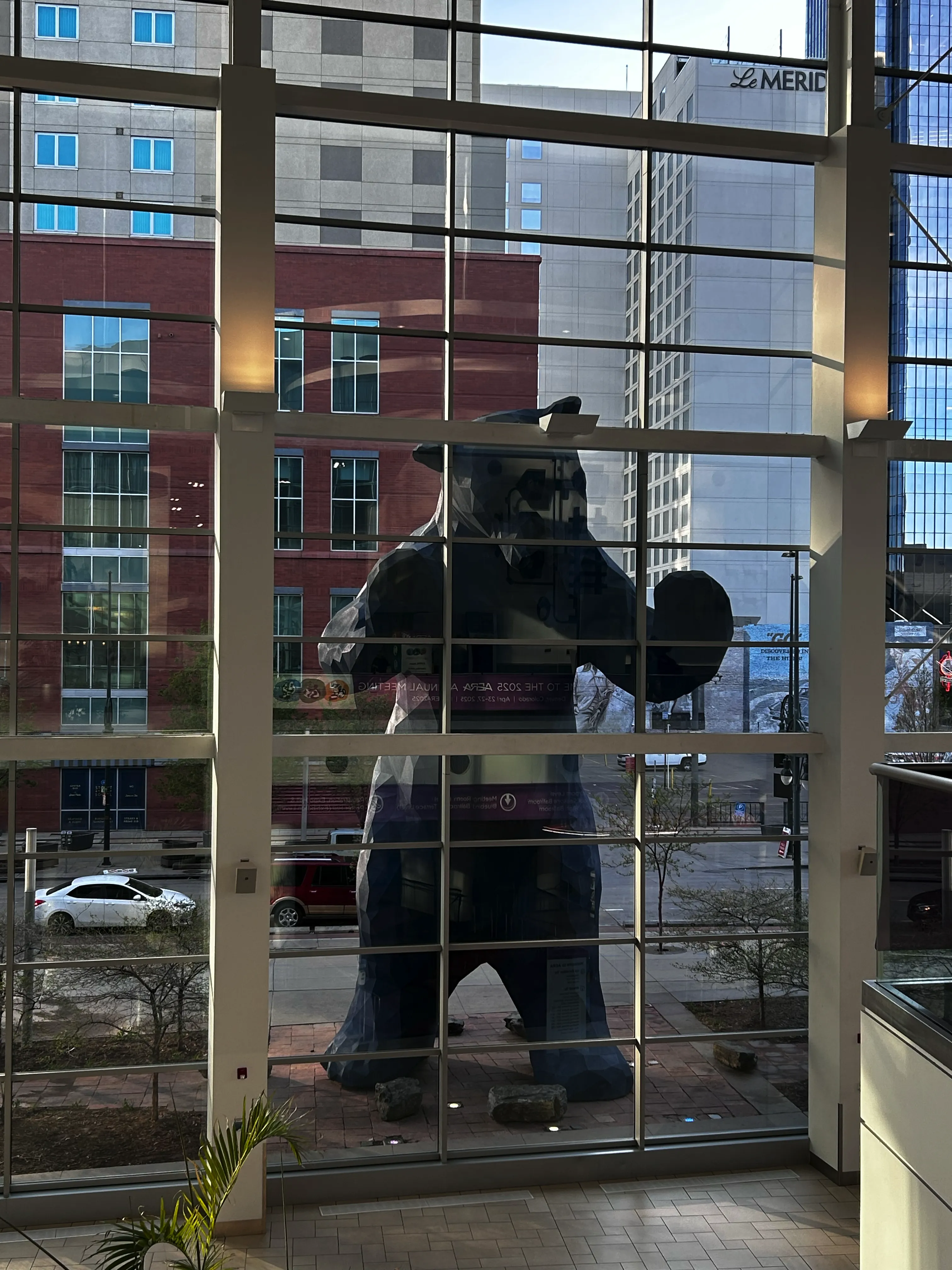 丹佛会议中心的蓝熊